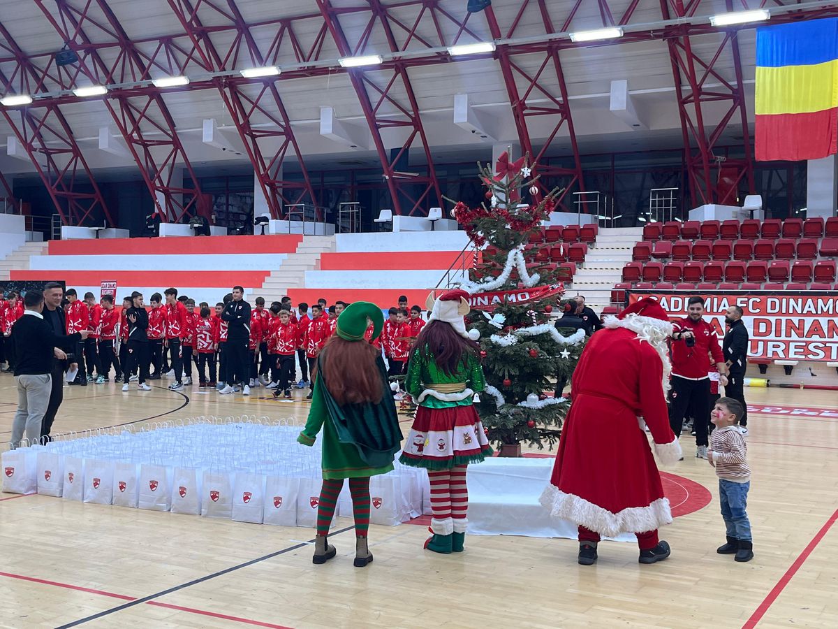 Gafă de față cu Moșul :) » Dinamoviștii au pus steaua-n brad, apoi și-au dat seama de eroare