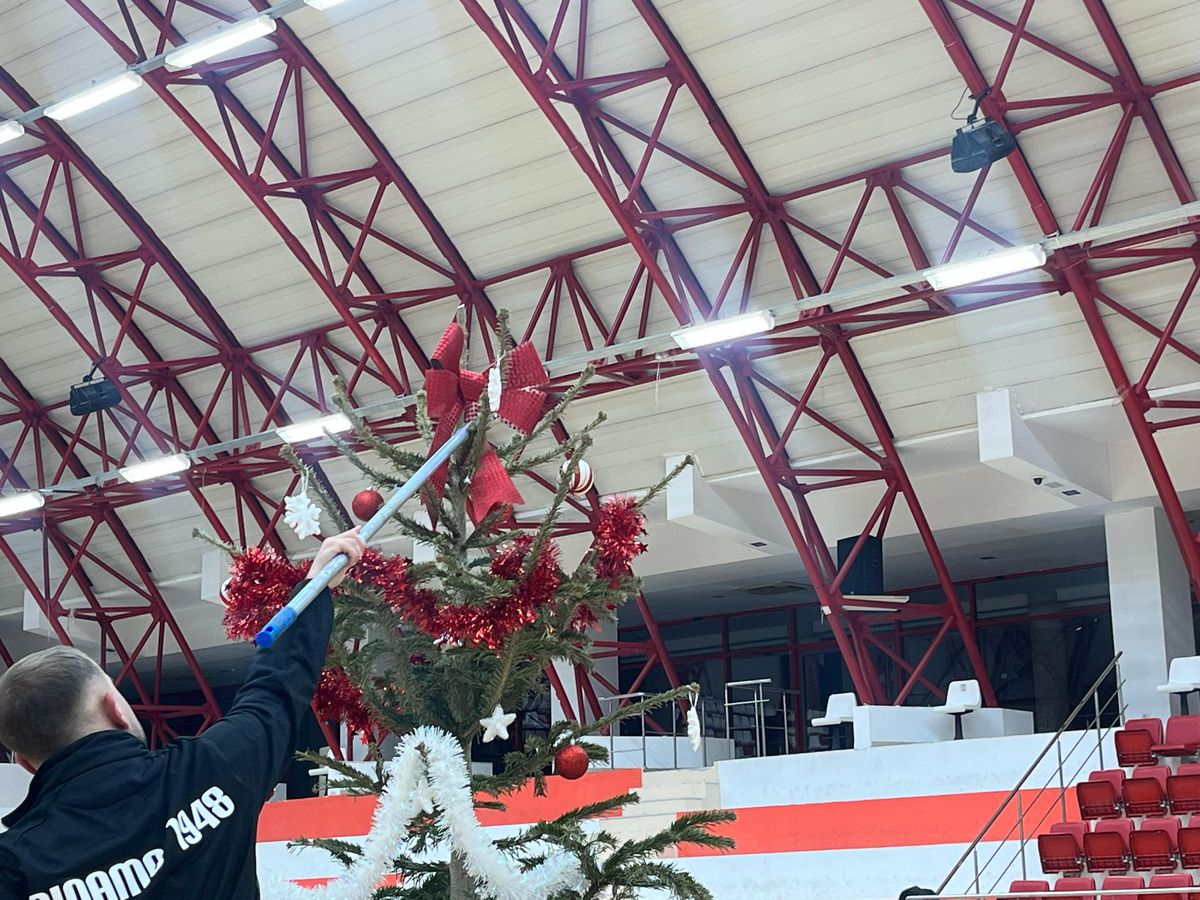 Gafă de față cu Moșul :) » Dinamoviștii au pus steaua-n brad, apoi și-au dat seama de eroare