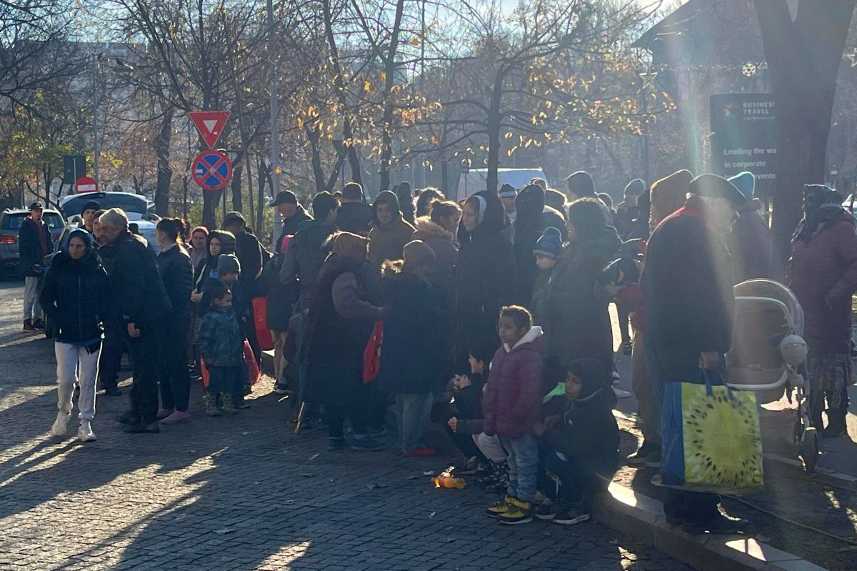 Zeci de oameni l-au așteptat pe Gigi Becali în fața palatului » Ce a făcut patronul FCSB-ului când i-a văzut