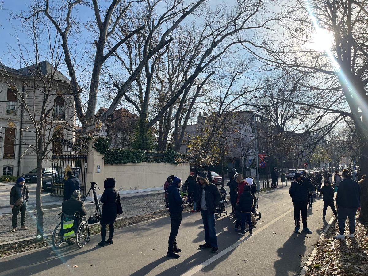 Zeci de oameni l-au așteptat pe Gigi Becali în fața palatului » Ce a făcut patronul FCSB-ului când i-a văzut