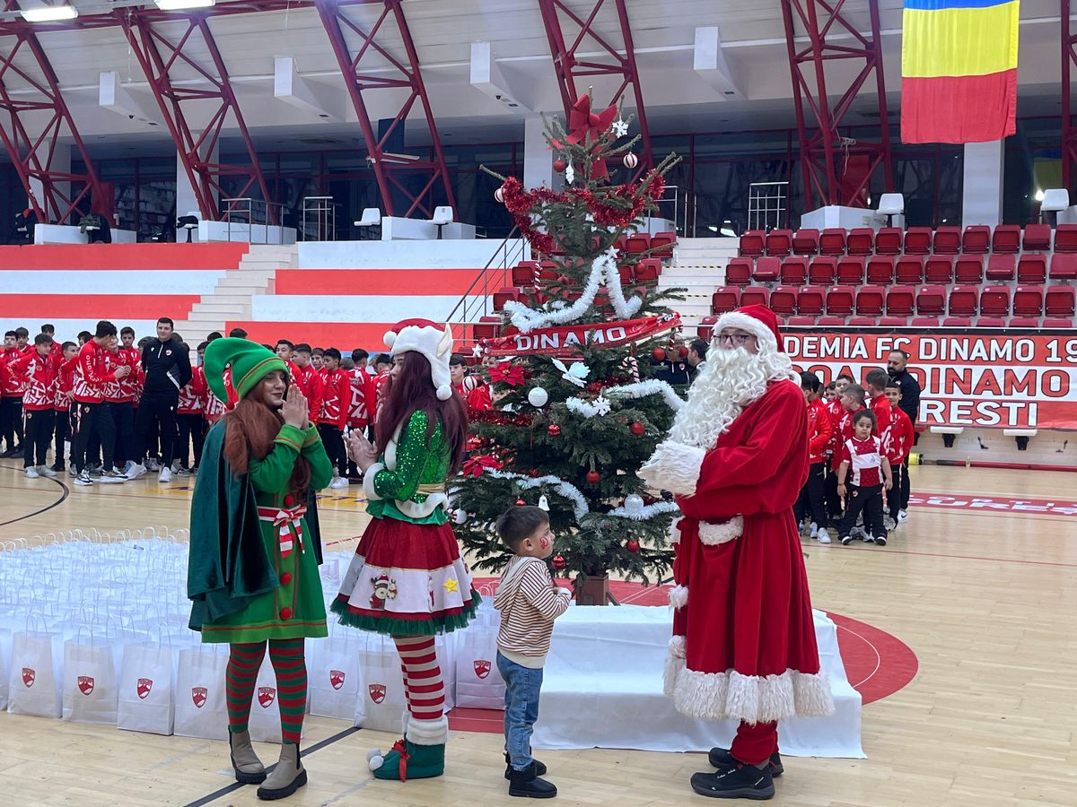 Gafă de față cu Moșul :) » Dinamoviștii au pus steaua-n brad, apoi și-au dat seama de eroare
