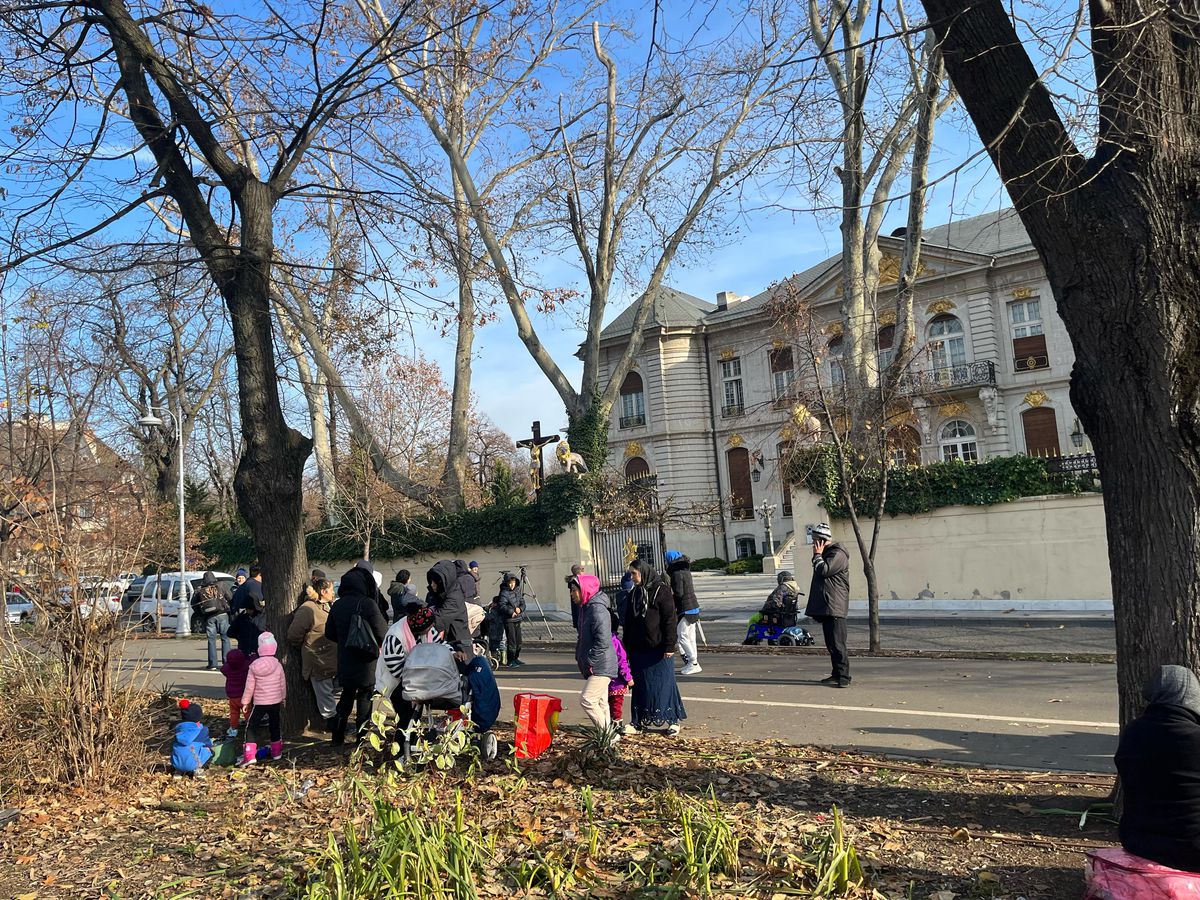 Zeci de oameni l-au așteptat pe Gigi Becali în fața palatului » Ce a făcut patronul FCSB-ului când i-a văzut