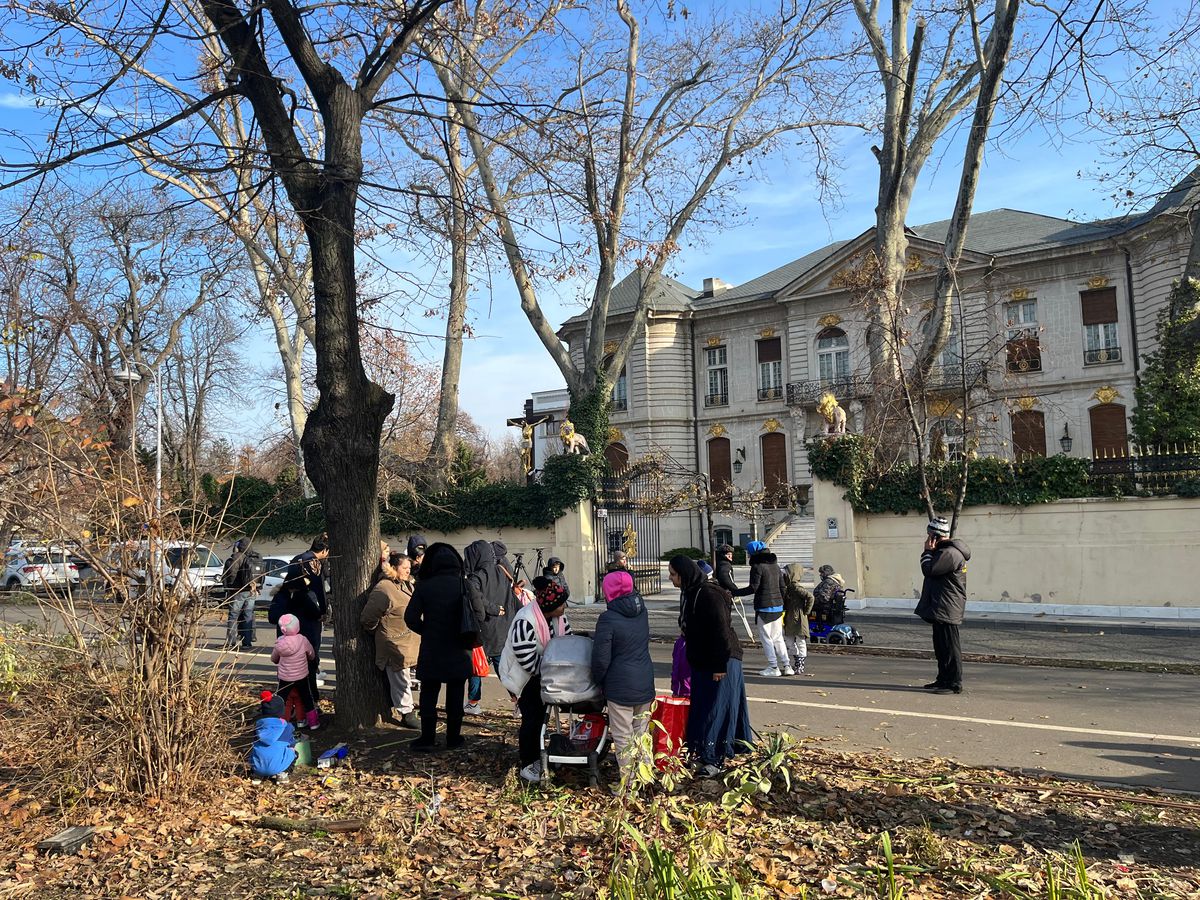 Zeci de oameni l-au așteptat pe Gigi Becali în fața palatului » Ce a făcut patronul FCSB-ului când i-a văzut