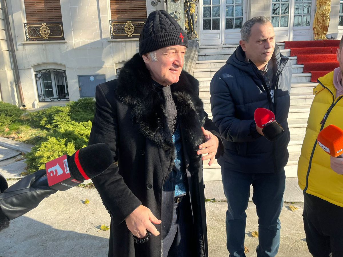 Zeci de oameni l-au așteptat pe Gigi Becali în fața palatului » Ce a făcut patronul FCSB-ului când i-a văzut