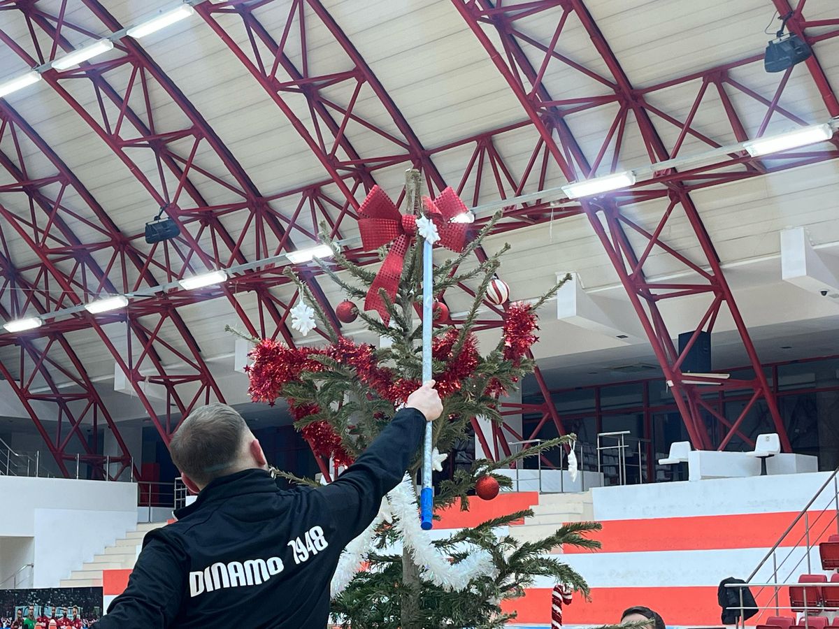 Gafă de față cu Moșul :) » Dinamoviștii au pus steaua-n brad, apoi și-au dat seama de eroare
