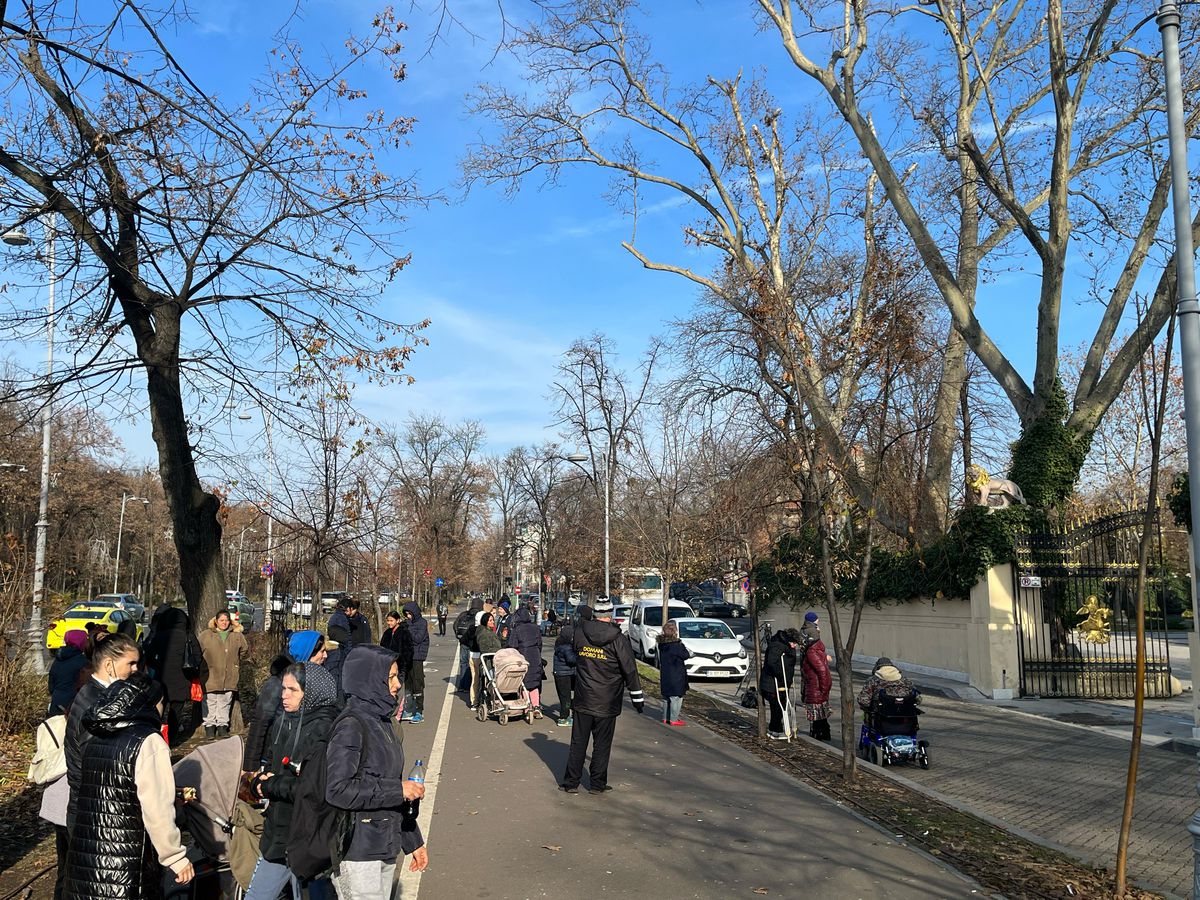 Zeci de oameni l-au așteptat pe Gigi Becali în fața palatului » Ce a făcut patronul FCSB-ului când i-a văzut