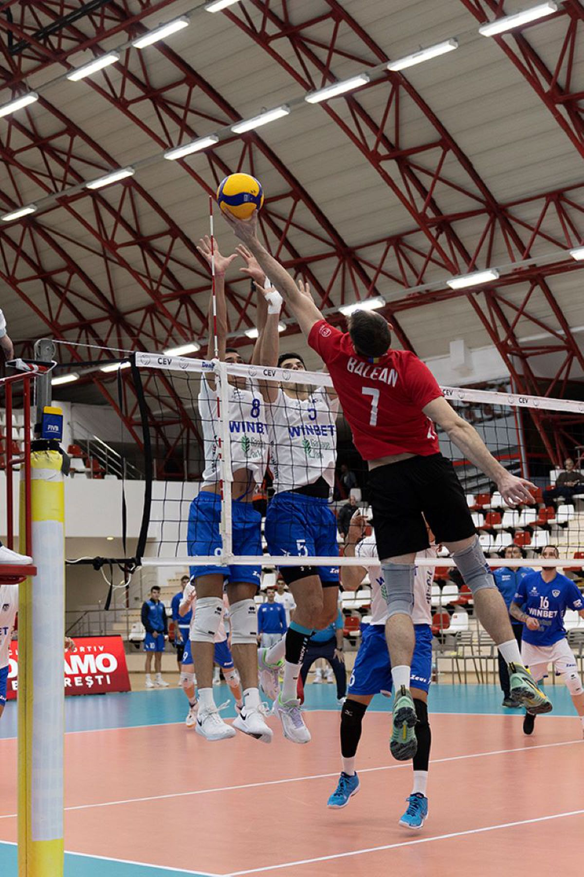 Dinamo, victorie cu 3-2 în retur, dar nu a trecut de „optimi” în Challenge Cup