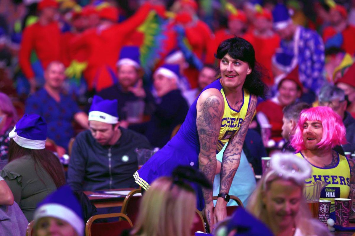 A început cel mai nebun Campionat Mondial! » Bărbați costumați în prințese, extratereștri și ștrumfi + Peter Crouch cu paharul de bere în cap