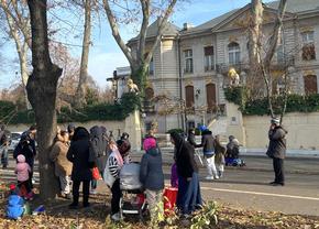 Zeci de oameni în fața casei lui Becali » Spera ca patronul FCSB să le dea bani