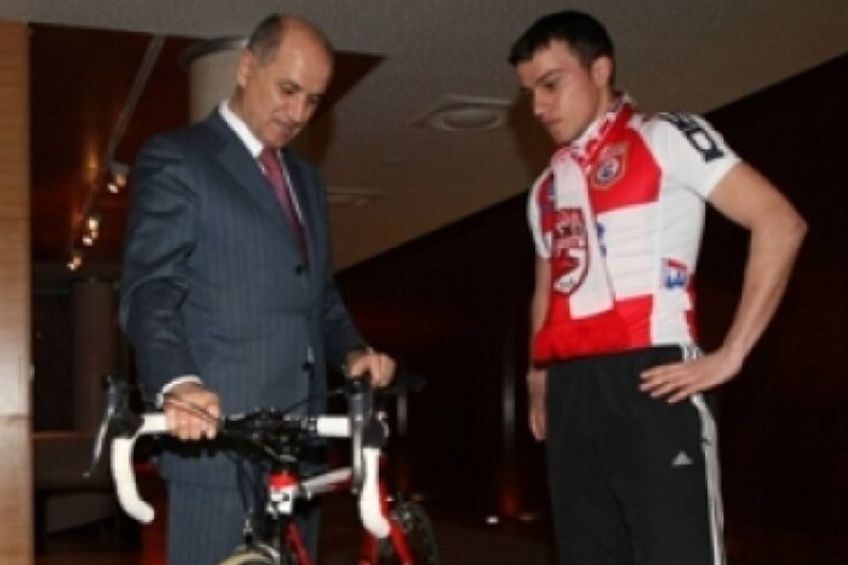 George Copos și bicicleta primită de la prietenul Nicu Badea