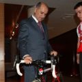 George Copos și bicicleta primită de la prietenul Nicu Badea