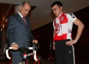 Înapoi în timp! 5 momente de pomină din derby-ul Dinamo- Rapid » De ce i-au trimis „câinii” o bicicletă lui Copos și cum a răspuns fostul boss din Giulești