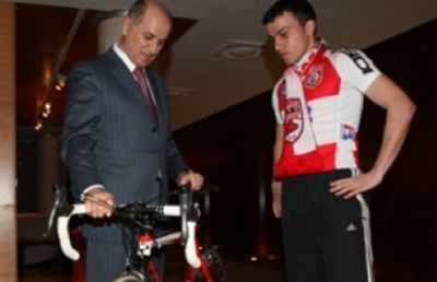 Înapoi în timp! 5 momente de pomină din derby-ul Dinamo- Rapid » De ce i-au trimis „câinii” o bicicletă lui Copos și cum a răspuns fostul boss din Giulești