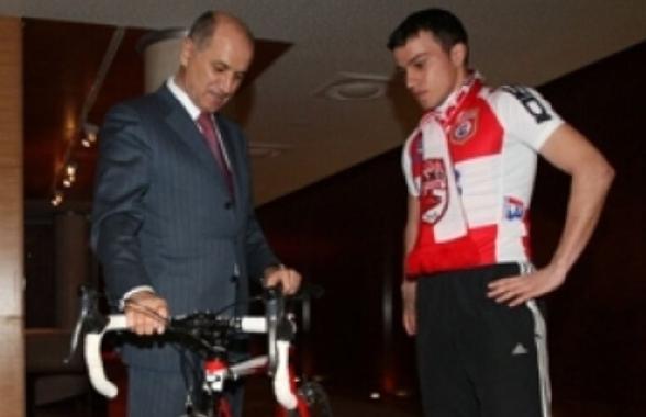 Înapoi în timp! 5 momente de pomină din derby-ul Dinamo- Rapid » De ce i-au trimis „câinii” o bicicletă lui Copos și cum a răspuns fostul boss din Giulești