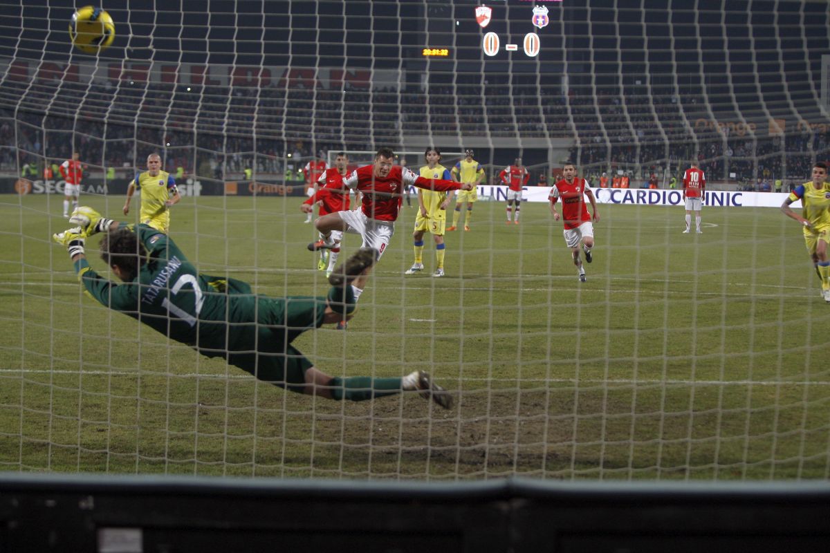 Dinamo în sezonul 2011-2012, ultima oară când roș-albii au iernat pe primul loc