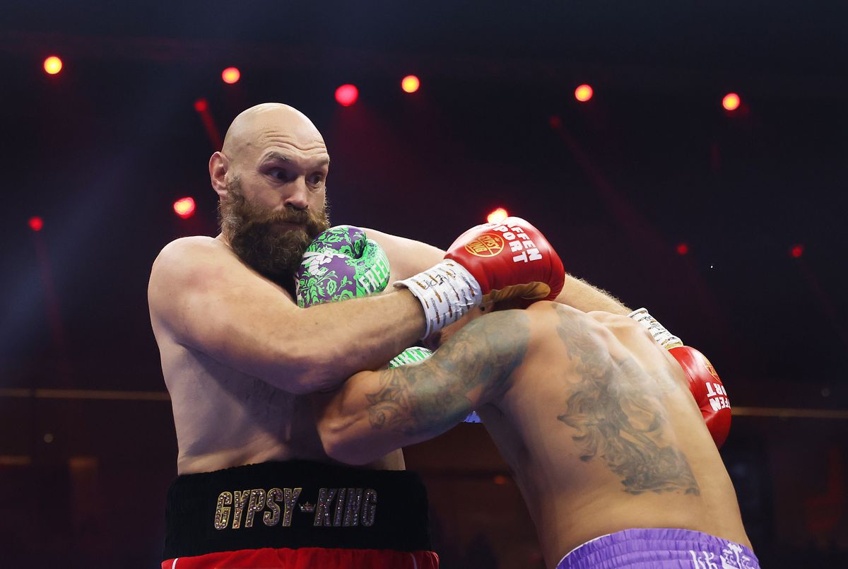 Oleksandr Usyk e REGELE la categoria grea! Victorie în unanimitate după o luptă crâncenă cu Tyson Fury! A fost show în Arabia Saudită