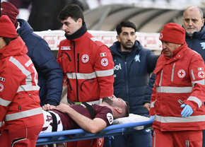 Scene dramatice la Torino » Unui jucător i s-a făcut rău și a părăsit terenul pe targă