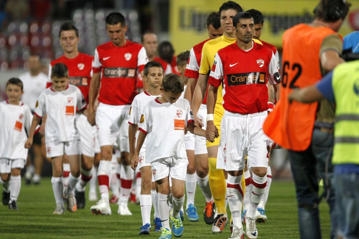 Dinamo în sezonul 2011-2012, ultima oară când roș-albii au iernat pe primul loc