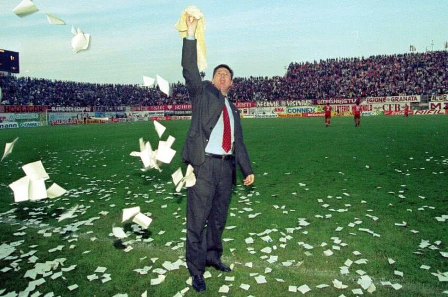 Momentul în care Cornel Dinu reduce la tăcere un Giulești arhiplin / FOTO: Mediafax Înapoi în timp! 5 momente de pomină din derby-ul Dinamo- Rapid, cu Borcea, Copos și Cornel Dinu în prim-plan » Imagini istorice din arhiva GSP