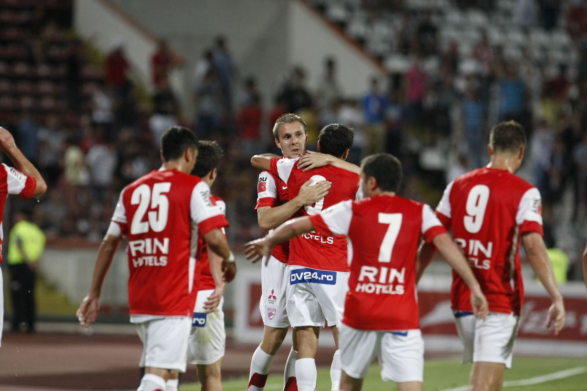 Dinamo în sezonul 2011-2012, ultima oară când roș-albii au iernat pe primul loc