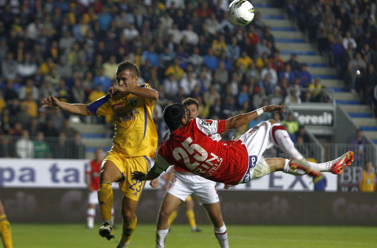 Dinamo în sezonul 2011-2012, ultima oară când roș-albii au iernat pe primul loc