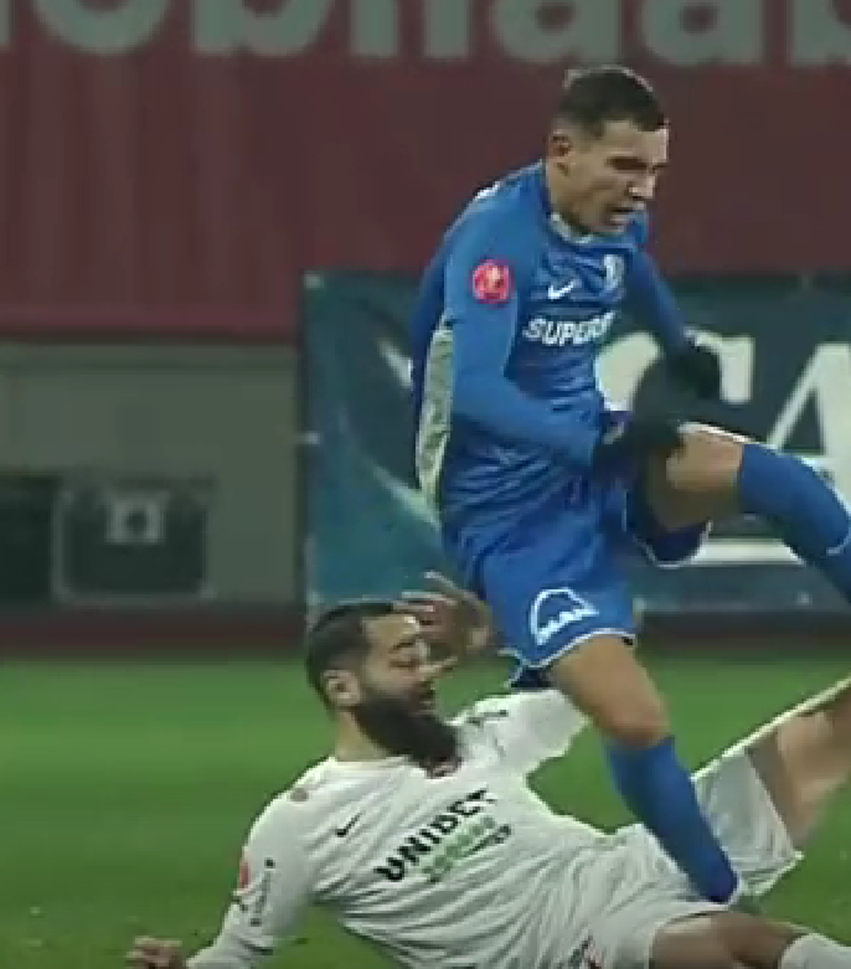 Accidentare groaznică chiar înainte de Sărbători » Elevul lui Hagi a părăsit terenul pe targă