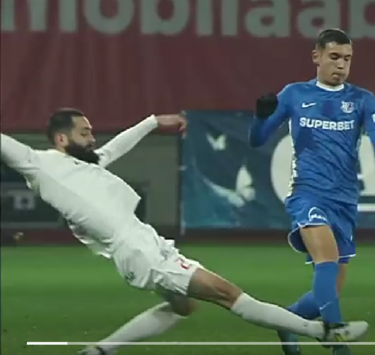 Accidentare groaznică chiar înainte de Sărbători » Elevul lui Hagi a părăsit terenul pe targă