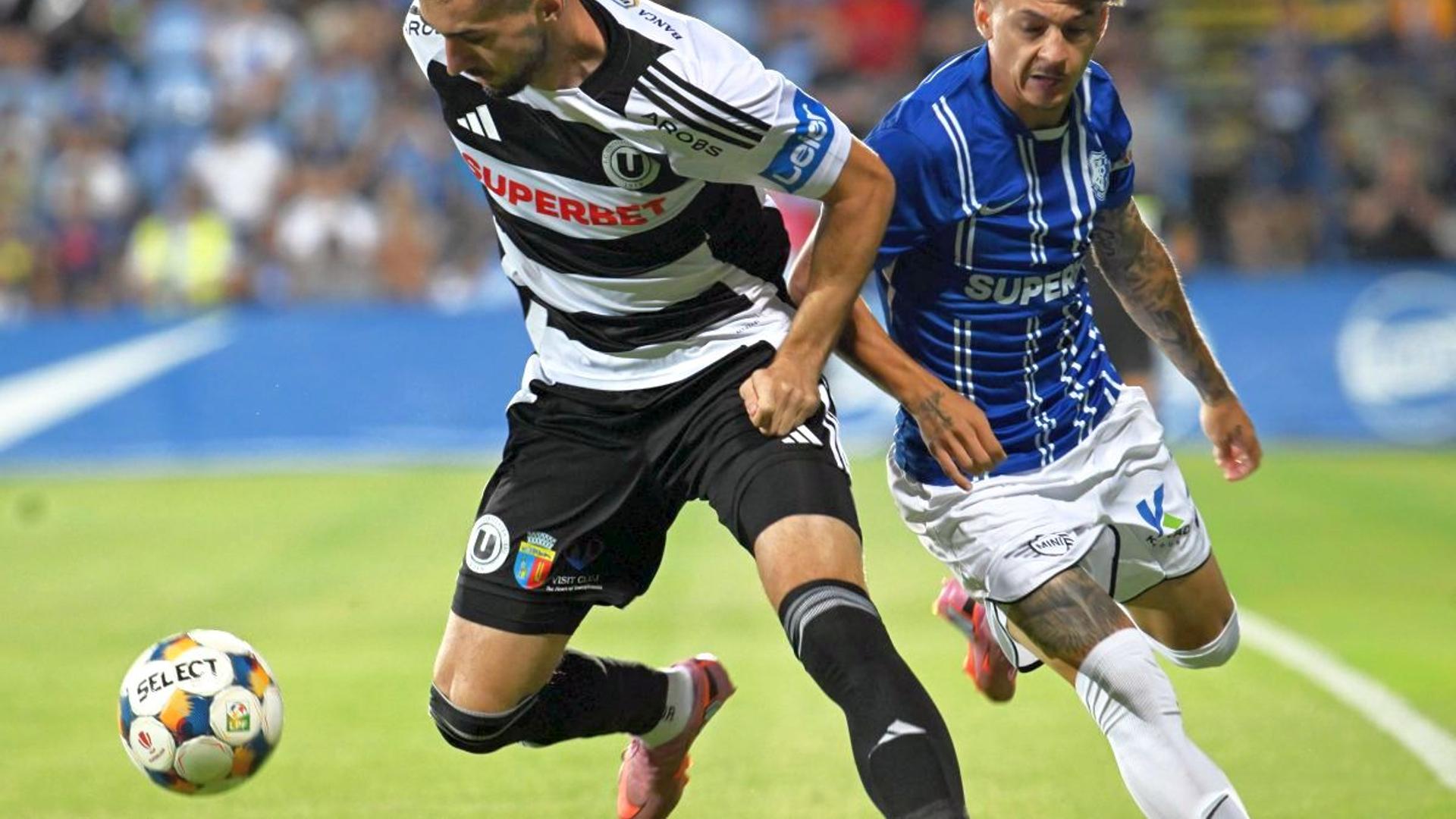 Jucători din echipele probabile U Cluj Farul pe teren, în sistem 4-3-3, pregătiți pentru meciul decisiv play-off Superliga. | sursa foto: Gazeta Sporturilor