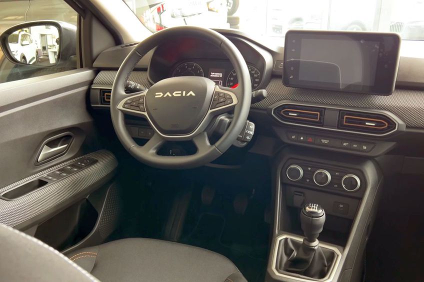 FOTO Englezii au văzut noul model Dacia și l-au descris într-un singur cuvânt