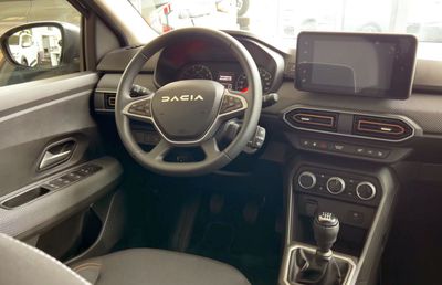 Englezii au văzut noul model Dacia și l-au descris într-un singur cuvânt