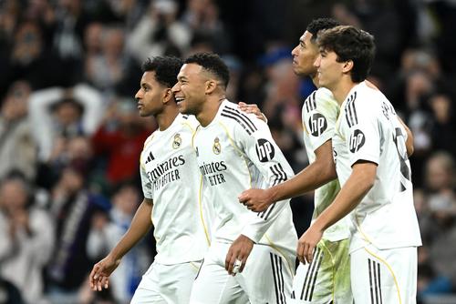 Kylian Mbappe, în cel mai „greu” tricou din lume. Cel al lui Real Madrid / Foto: Imago