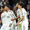 Kylian Mbappe, în cel mai „greu” tricou din lume. Cel al lui Real Madrid / Foto: Imago