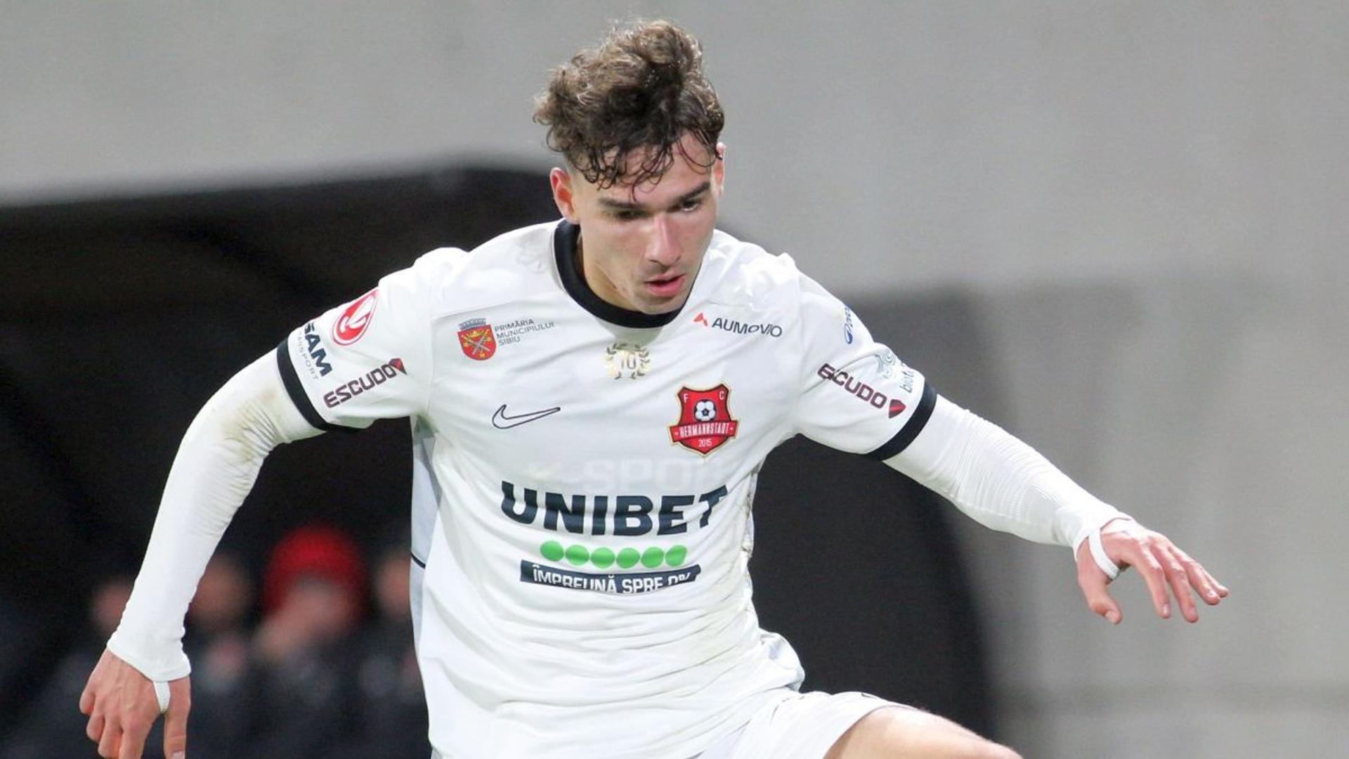 Kevin Ciubotaru în tricoul lui Hermannstadt pe teren, în contextul unui posibil transfer Kevin Ciubotaru la FCSB și interes din fotbal Olanda. | sursa foto: Gazeta Sporturilor Kevin Ciubotaru în tricoul lui Hermannstadt pe teren, în contextul unui posibil transfer Kevin Ciubotaru la FCSB și interes din fotbal Olanda. | sursa foto: Gazeta Sporturilor