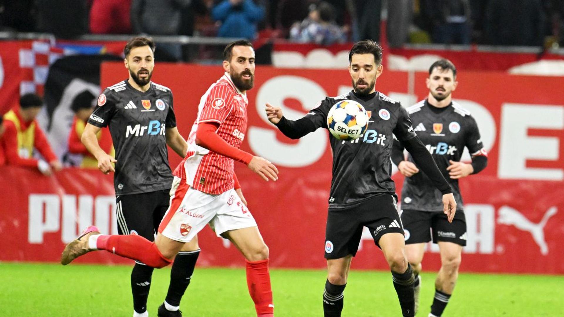 Andrei Ciobanu în tricoul Oțelul Galați pe teren, în timpul unui meci din Superliga România, după transfer fotbal recent | sursa foto: Gazeta Sporturilor