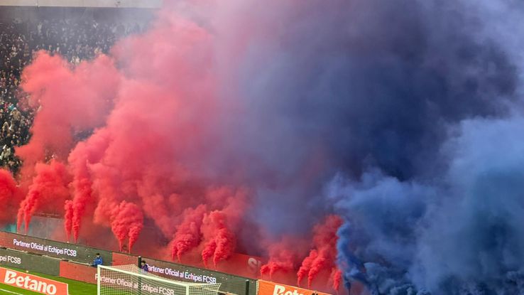 Atmosfera la FCSB - Rapid + Scenografia celor din Peluza Nord a roș-albaștrilor/ foto: GSP