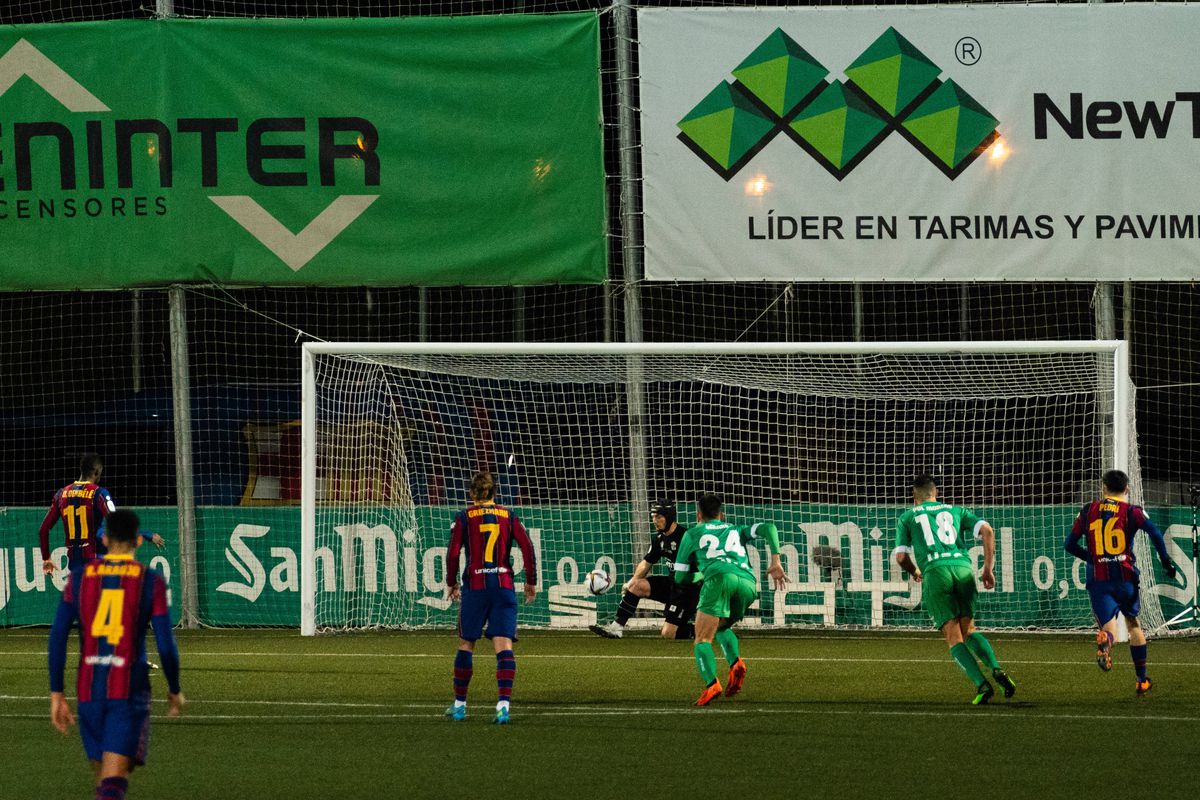 Ce cadou a primit de la catalani portarul de liga a treia care a apărat două penalty-uri cu Barcelona