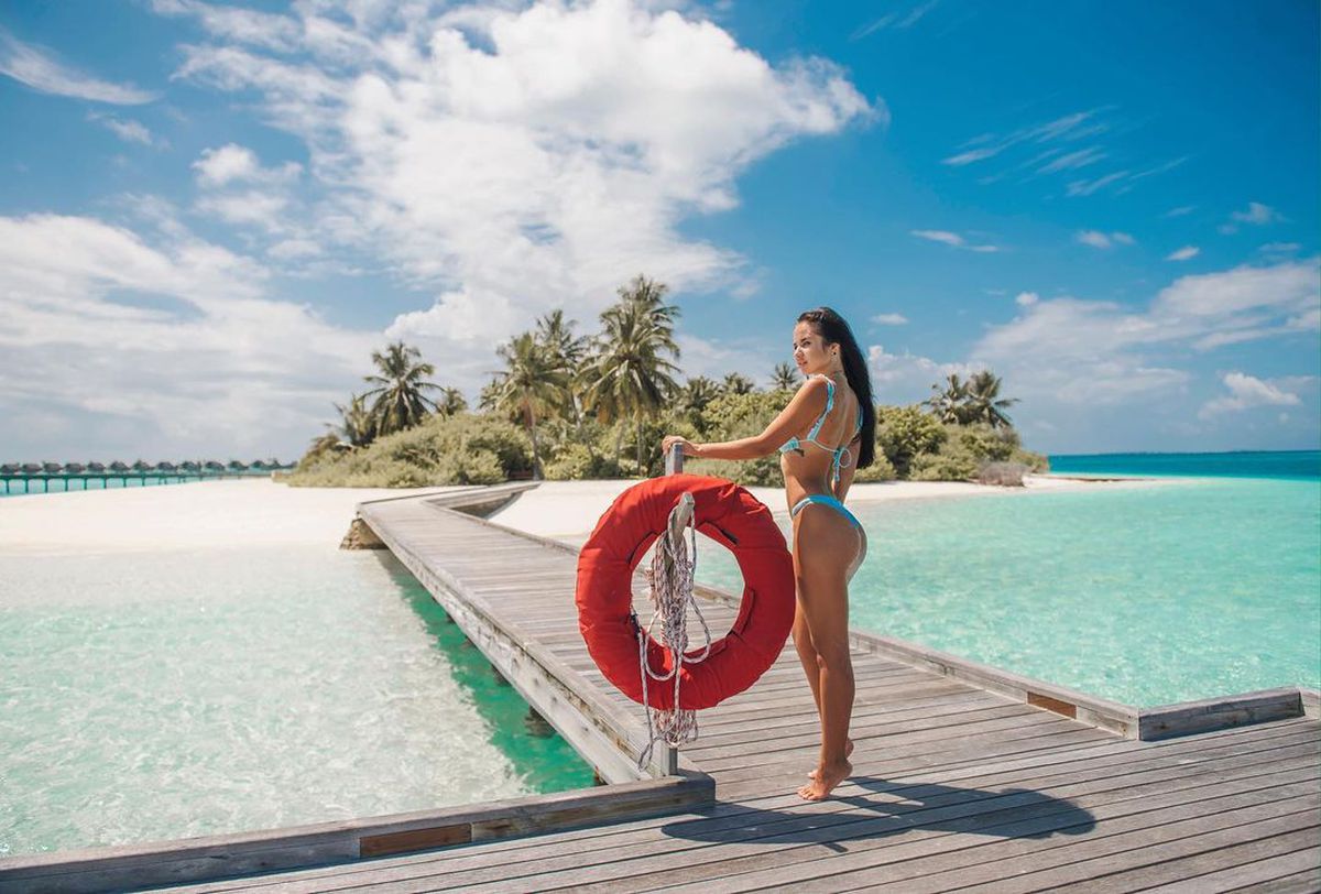 FOTO Soţia unui elev al lui Mircea Lucescu a răbufnit: „E o prostie să spui că fotbaliștii își iau iubite din eprubetă"