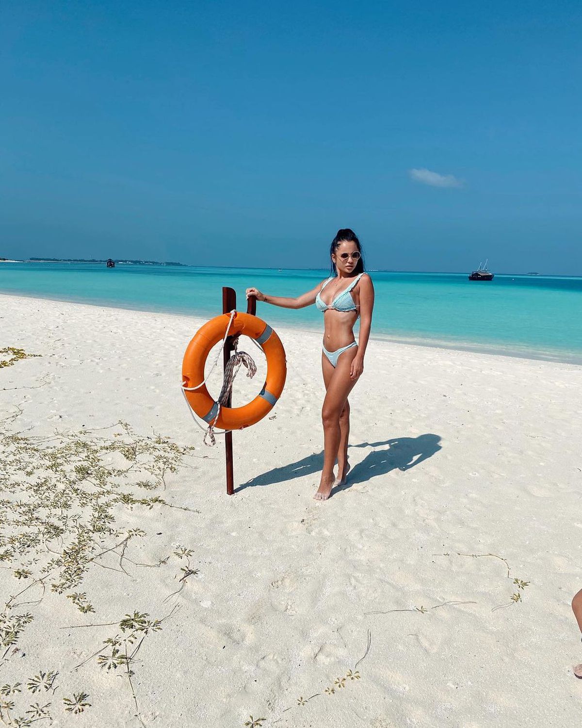 FOTO Soţia unui elev al lui Mircea Lucescu a răbufnit: „E o prostie să spui că fotbaliștii își iau iubite din eprubetă"