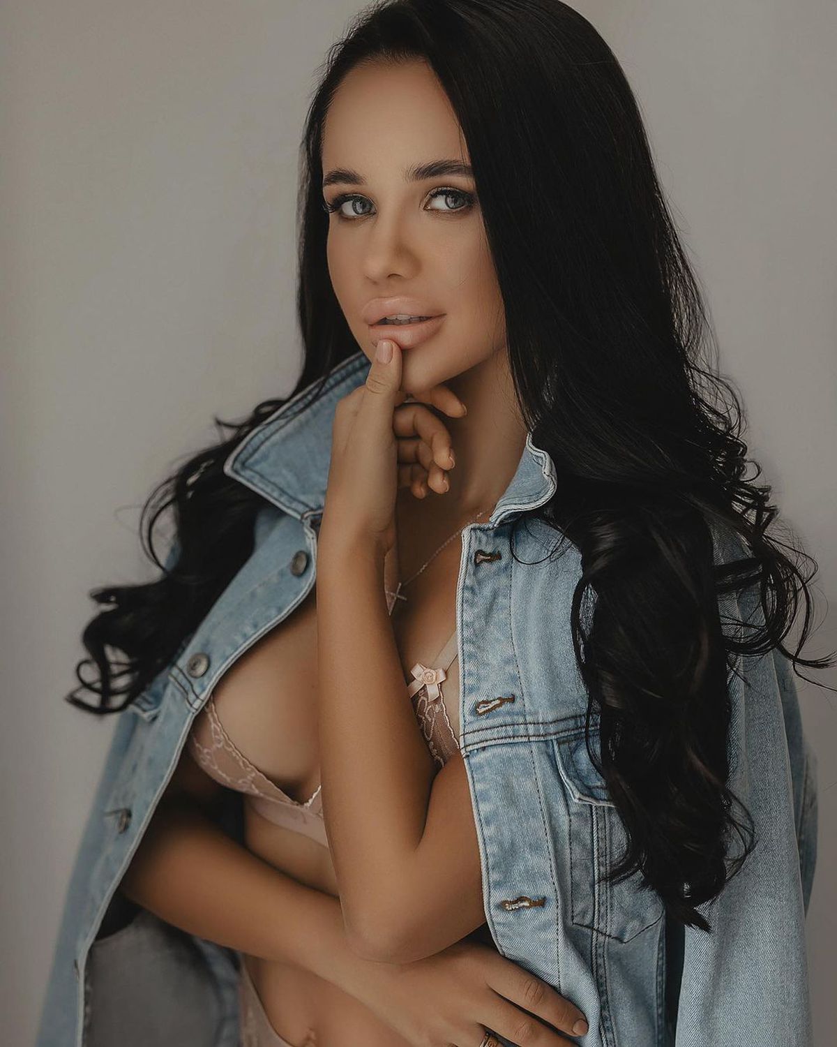 FOTO Soţia unui elev al lui Mircea Lucescu a răbufnit: „E o prostie să spui că fotbaliștii își iau iubite din eprubetă"