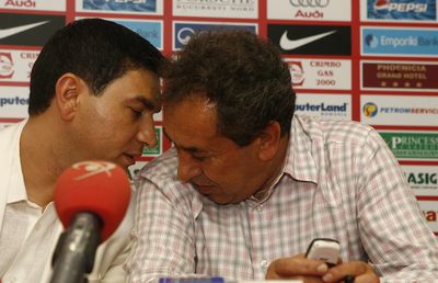 Ştucan îi avertizează pe fanii din DDB să fie foarte atenţi la „salvatorul” Nicolae Badea: „E o profeție care trebuie ascultată pentru că vine de la un tip care a intuit minunea capitalistă”