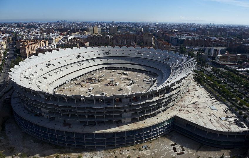 „Nou Mestalla” ar fi trebuit să fie stadionul pe care Valencia să își dispute meciurile de pe teren propriu. Lucrările la arena ultramodernă au intrat însă în impas, din cauza problemelor financiare.