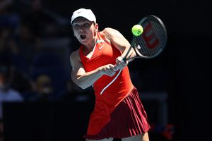 LECȚIE DE TENIS predată de Simona Halep la Australian Open 2022! Victorie în două seturi fulger + cu cine joacă
