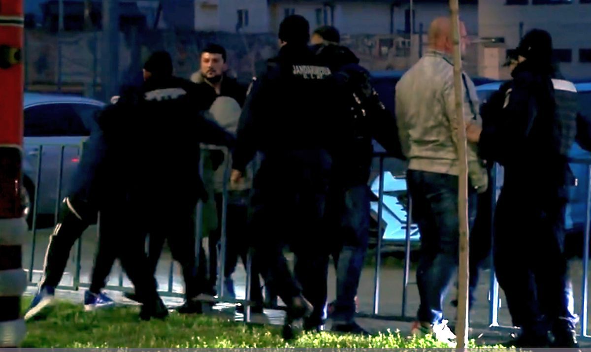 Imagini-șoc din Bănie! Adrian Mititelu Jr. a sărit la bătaie în afara stadionului