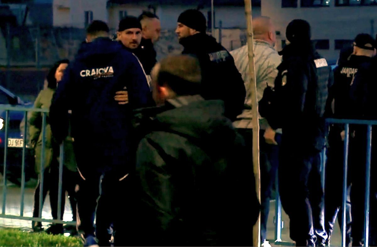 Imagini-șoc din Bănie! Adrian Mititelu Jr. a sărit la bătaie în afara stadionului