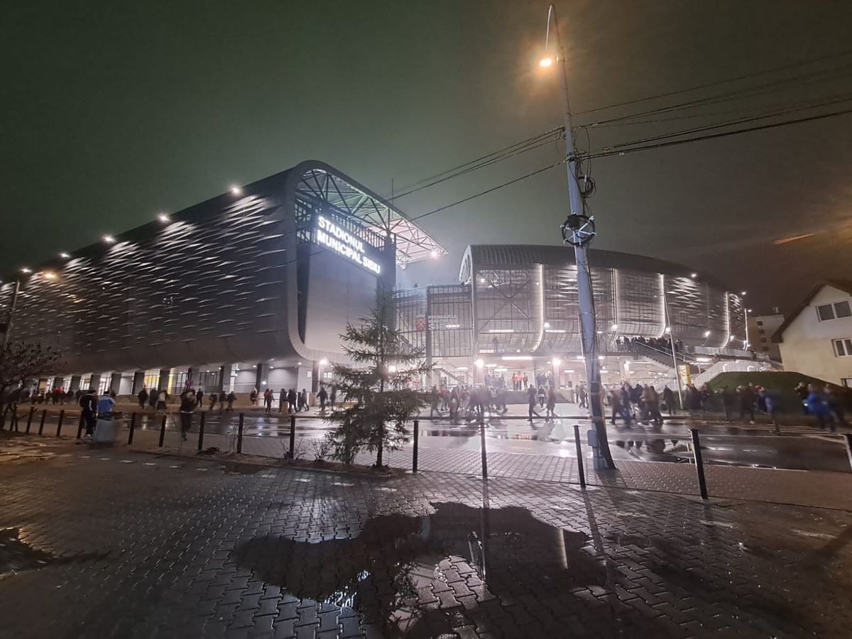 Omrani și-a explicat gestul spre bancă, pe care nu l-a înțeles nimeni » Cine a fost ținta: „A fost între mine și el, avem ceva”