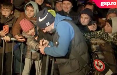 După debutul la FCSB, Sorescu a ieșit la autografe cu o eșarfă obscenă anti-Dinamo » „Suporterii m-au primit bine, am cântat alături de ei”
