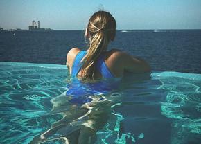 Simona Halep s-a pozat la piscină, în Dubai » Imagini din vacanța fostului lider mondial