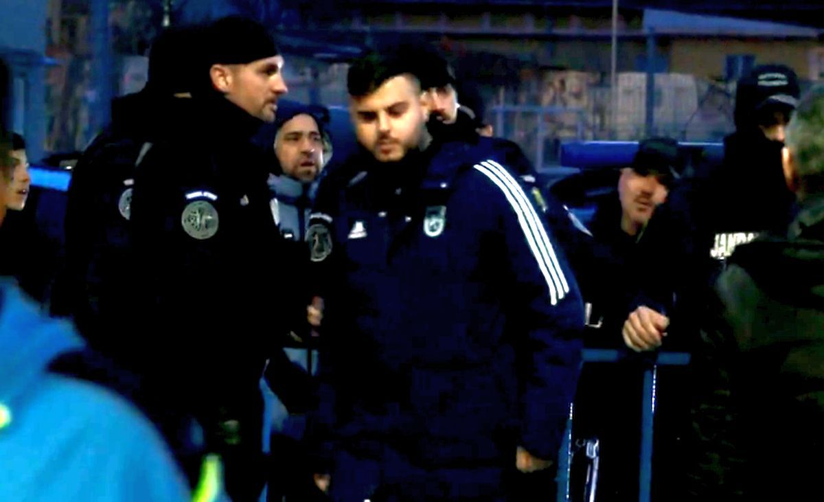 Imagini-șoc din Bănie! Adrian Mititelu Jr. a sărit la bătaie în afara stadionului