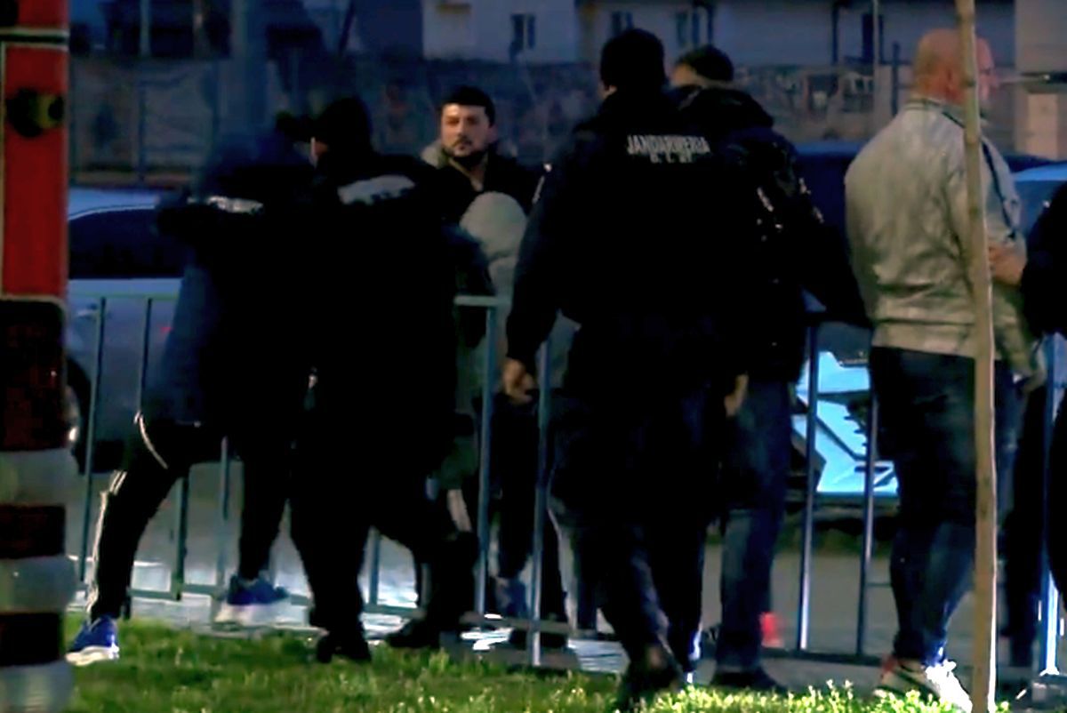 Imagini-șoc din Bănie! Adrian Mititelu Jr. a sărit la bătaie în afara stadionului