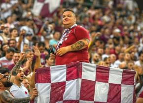 „Puiule, dau cu tine de ciment!” » Șeful galeriei de la Rapid, amenințări pentru crainicul stadionului! Mesajul de pe tabelă care i-a înfuriat pe ultrași
